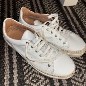 White Leather Flexx Sneakers size 9